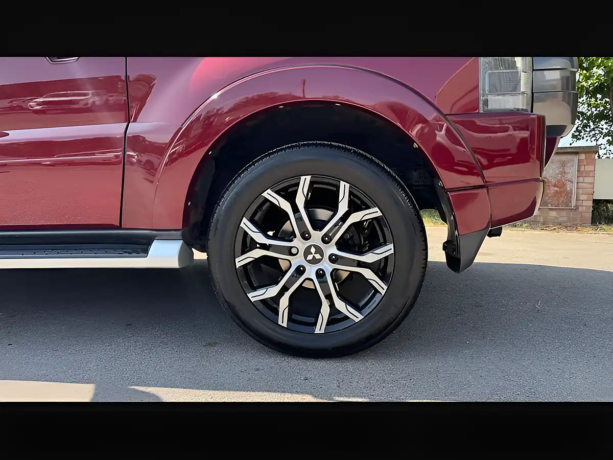 Used 2017 Mitsubishi Shogun Barbarian Red - Interior and Exterior details 11