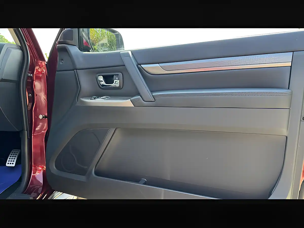 Used 2017 Mitsubishi Shogun Barbarian Red - Interior and Exterior details 19