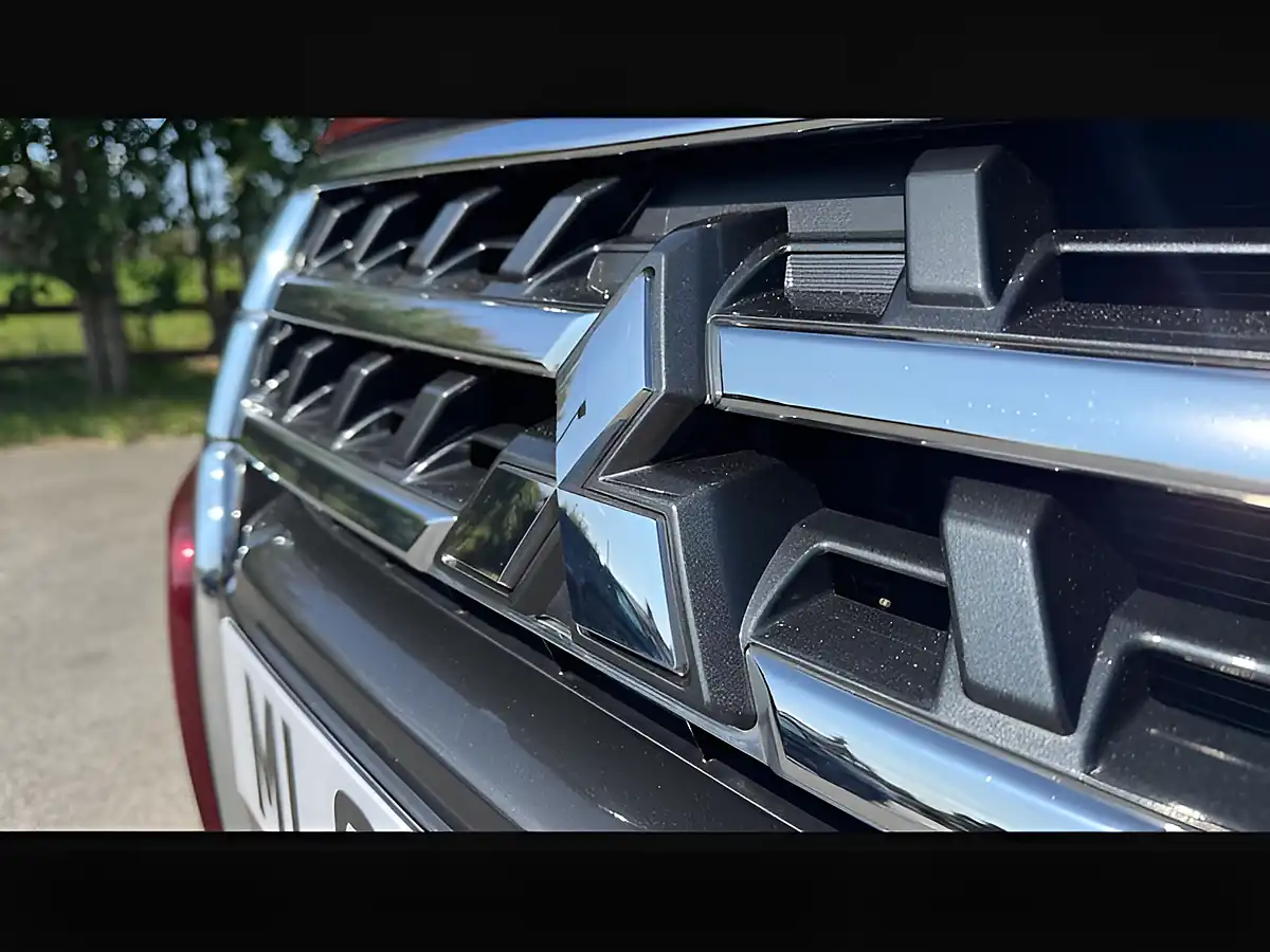 Used 2017 Mitsubishi Shogun Barbarian Red - Interior and Exterior details 7