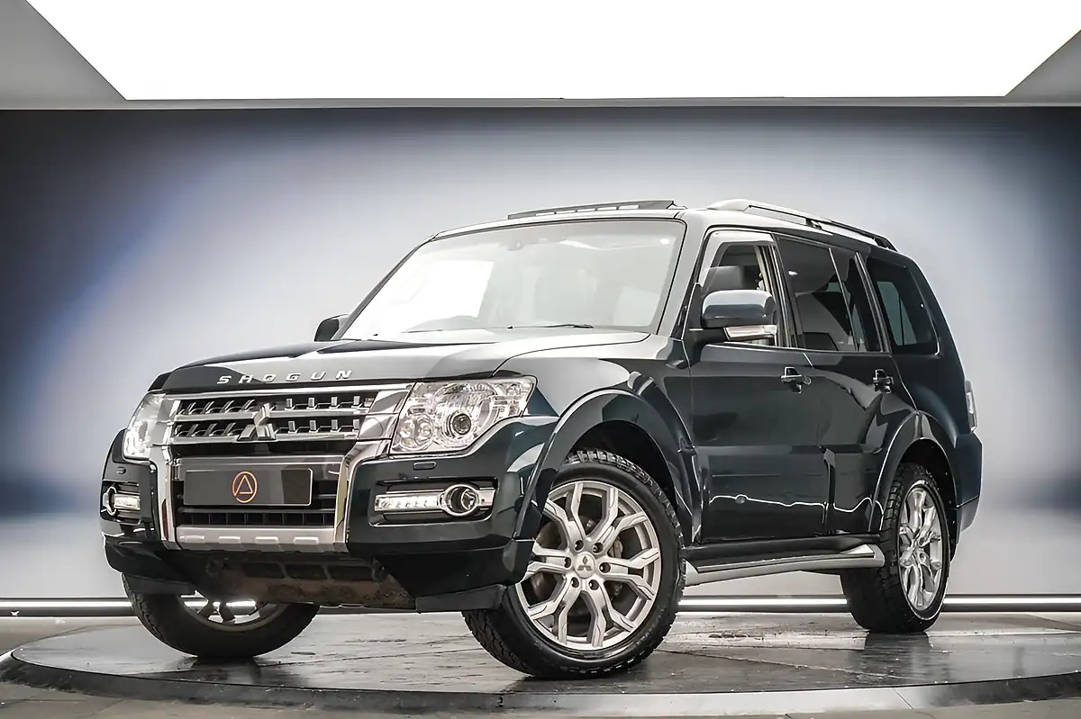 Used 2017 Mitsubishi Shogun SG5 Fairway Green - Front View