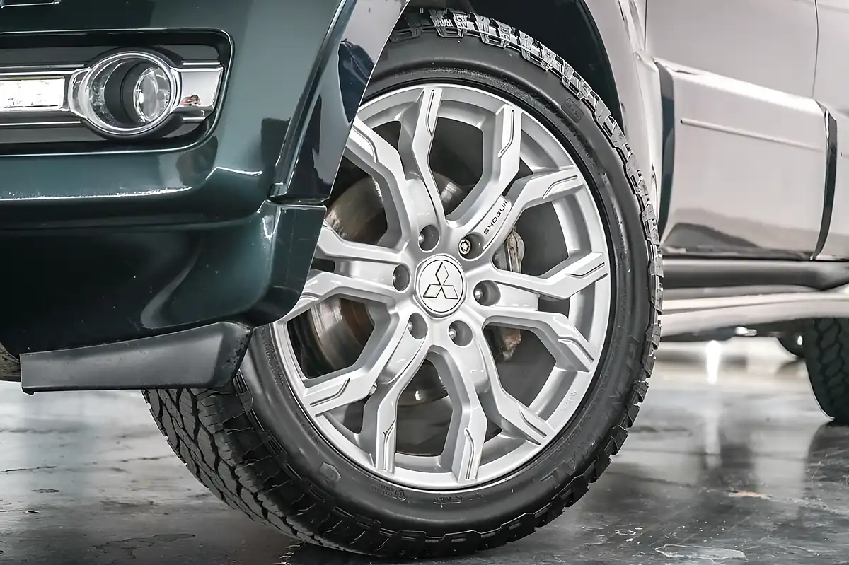 Used 2017 Mitsubishi Shogun SG5 Fairway Green - Interior and Exterior details 2
