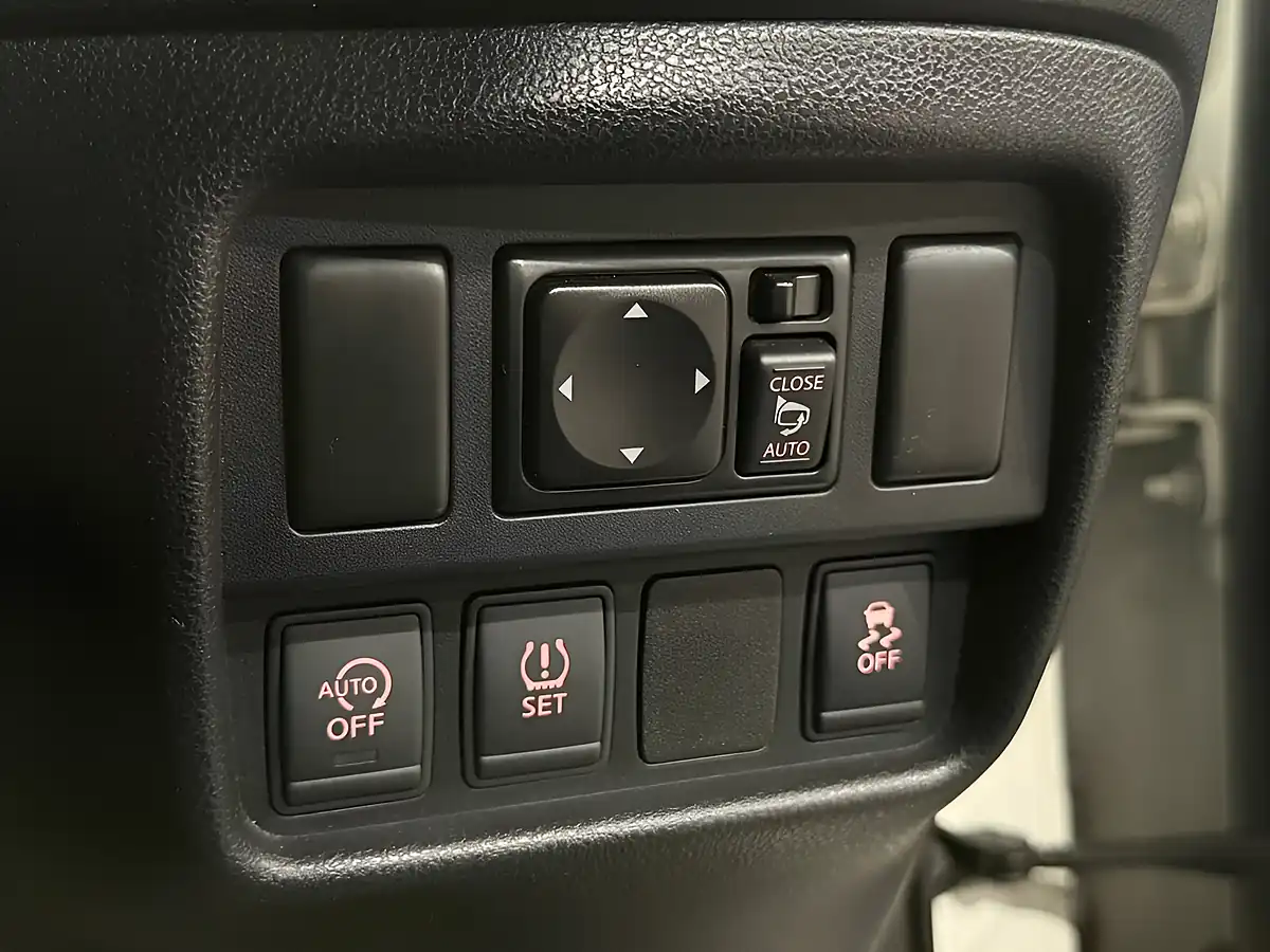 Used 2017 Nissan Juke Envy White - Interior and Exterior details 15