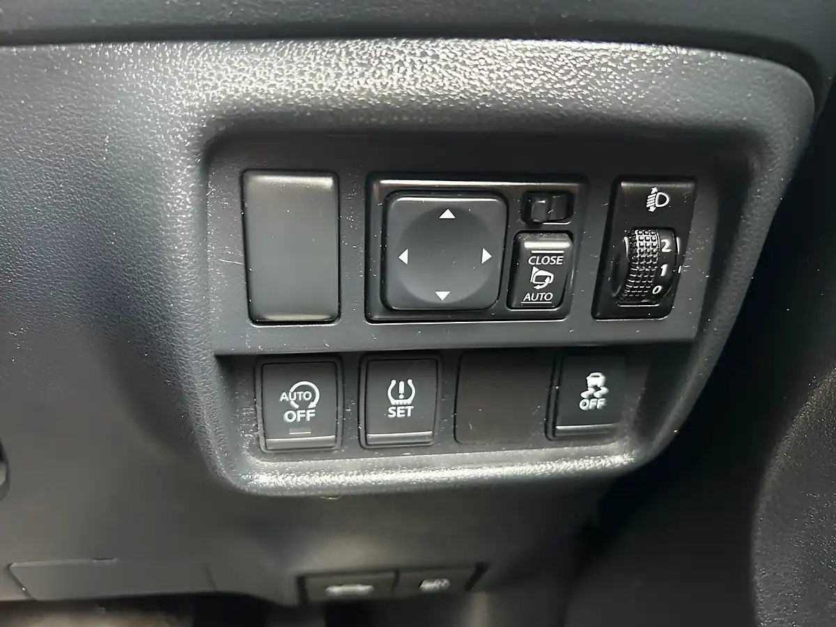 Used 2017 Nissan Juke N-Connecta Black - Interior and Exterior details 14