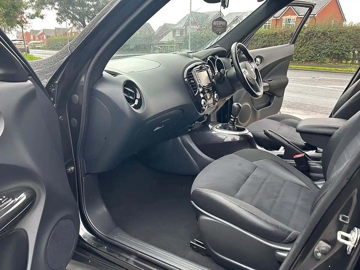 Used 2017 Nissan Juke N-Connecta Black - Interior and Exterior details 5