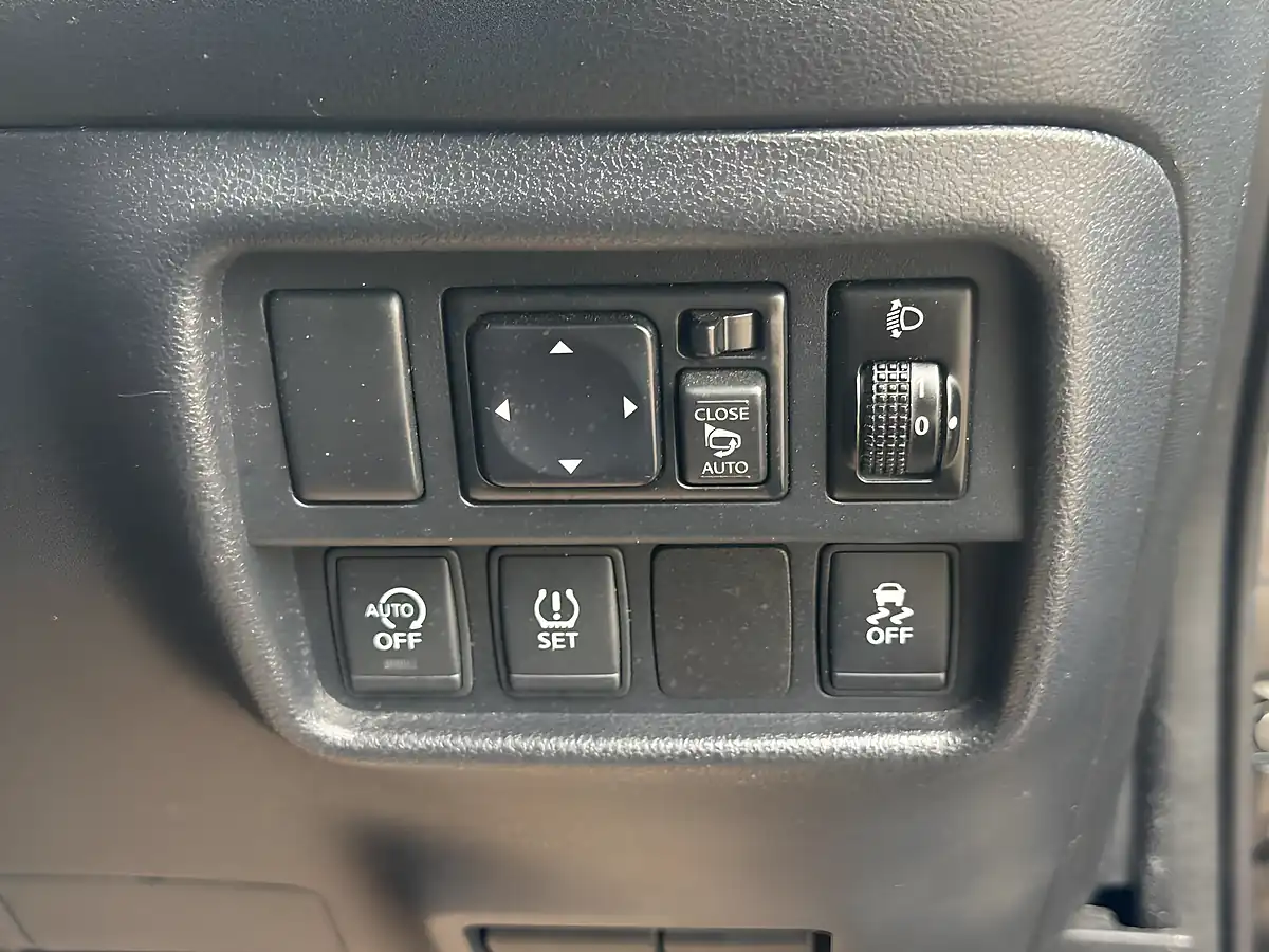 Used 2017 Nissan Juke N-Connecta Black - Interior and Exterior details 11