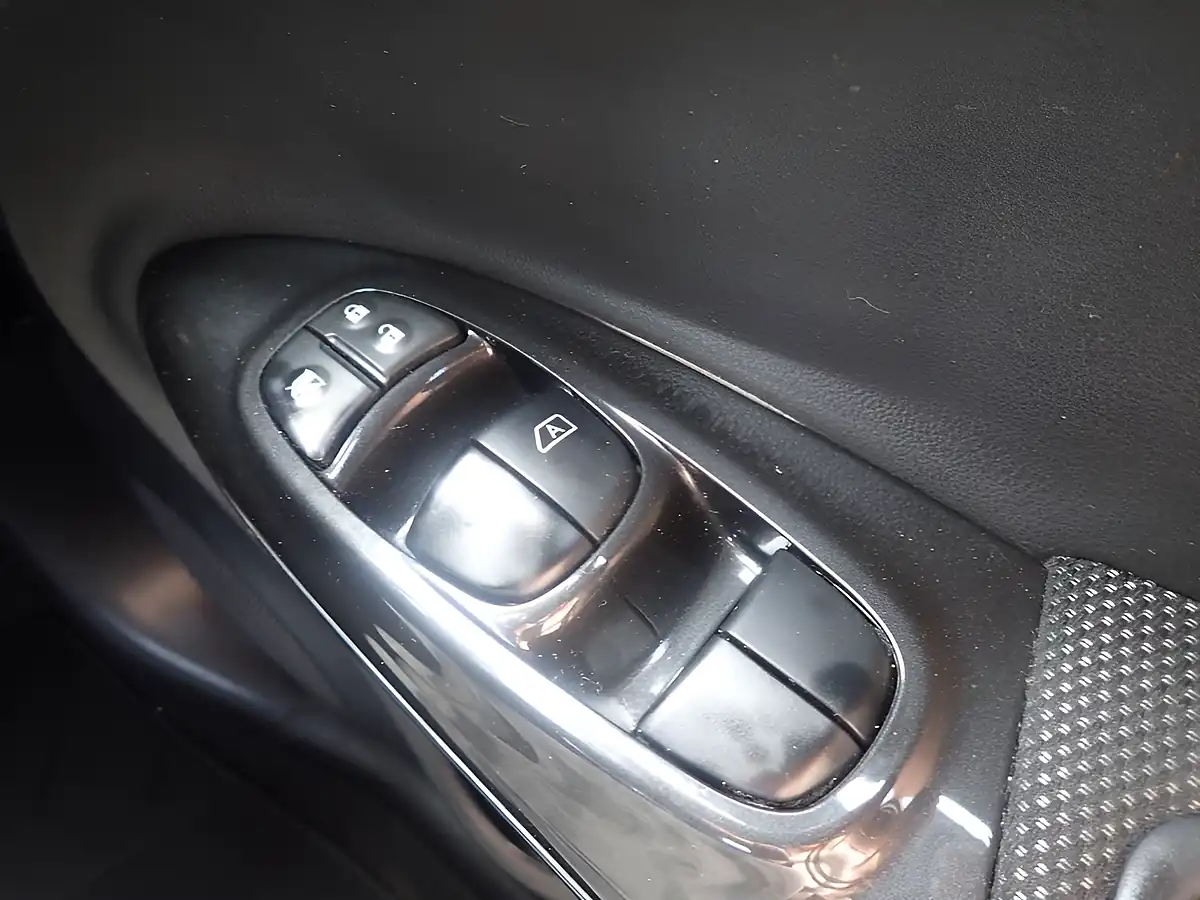 Used 2017 Nissan Juke N-Connecta Blue - Interior and Exterior details 10