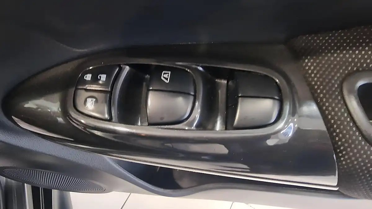 Used 2017 Nissan Juke N-Connecta Grey - Interior and Exterior details 12
