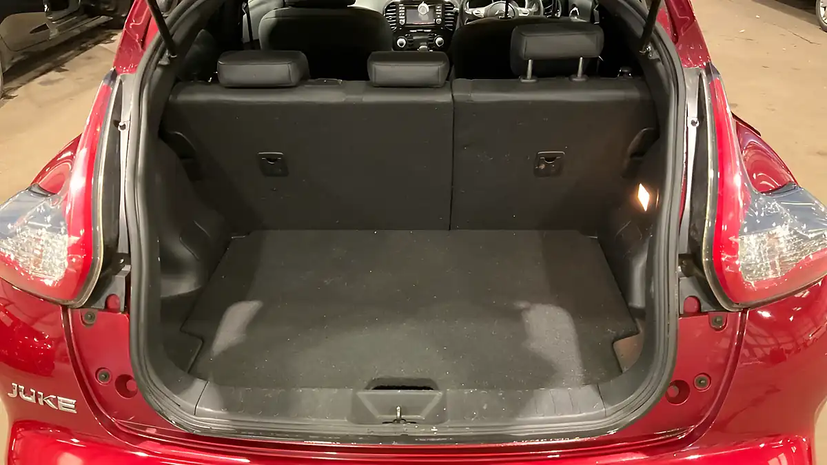 Used 2017 Nissan Juke N-Connecta Red - Interior and Exterior details 9