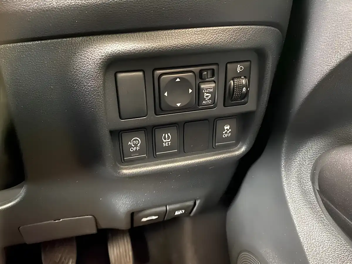 Used 2017 Nissan Juke N-Connecta Silver - Interior and Exterior details 12