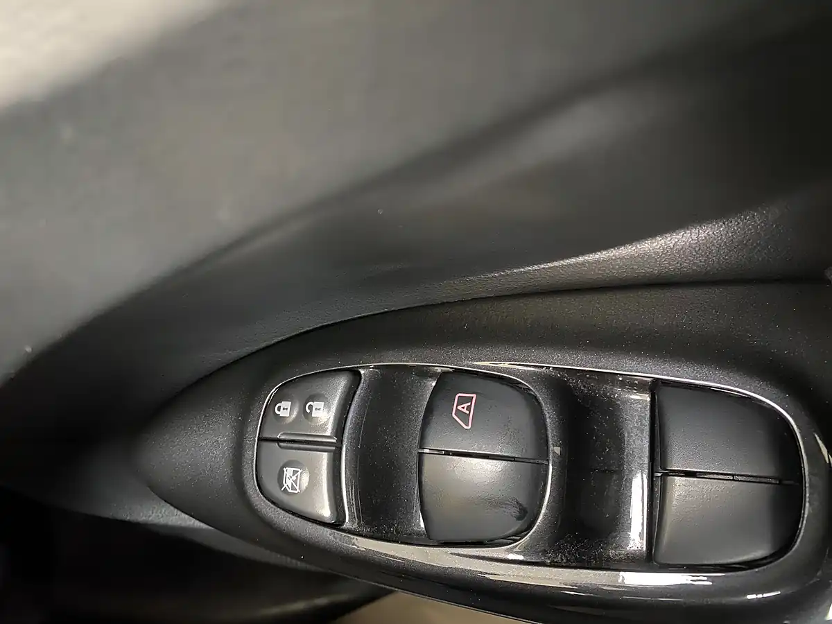 Used 2017 Nissan Juke N-Connecta Silver - Interior and Exterior details 13