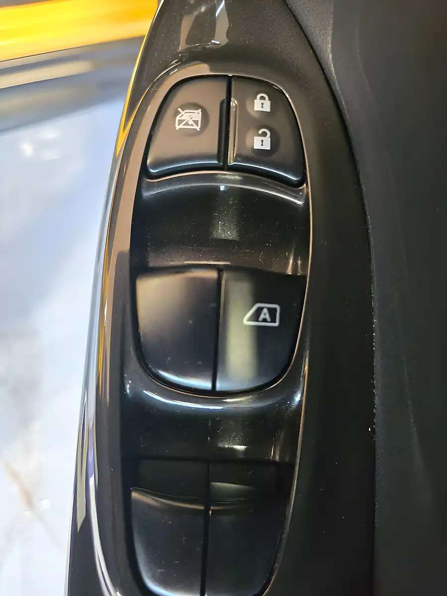 Used 2017 Nissan Juke N-Connecta Yellow - Interior and Exterior details 19