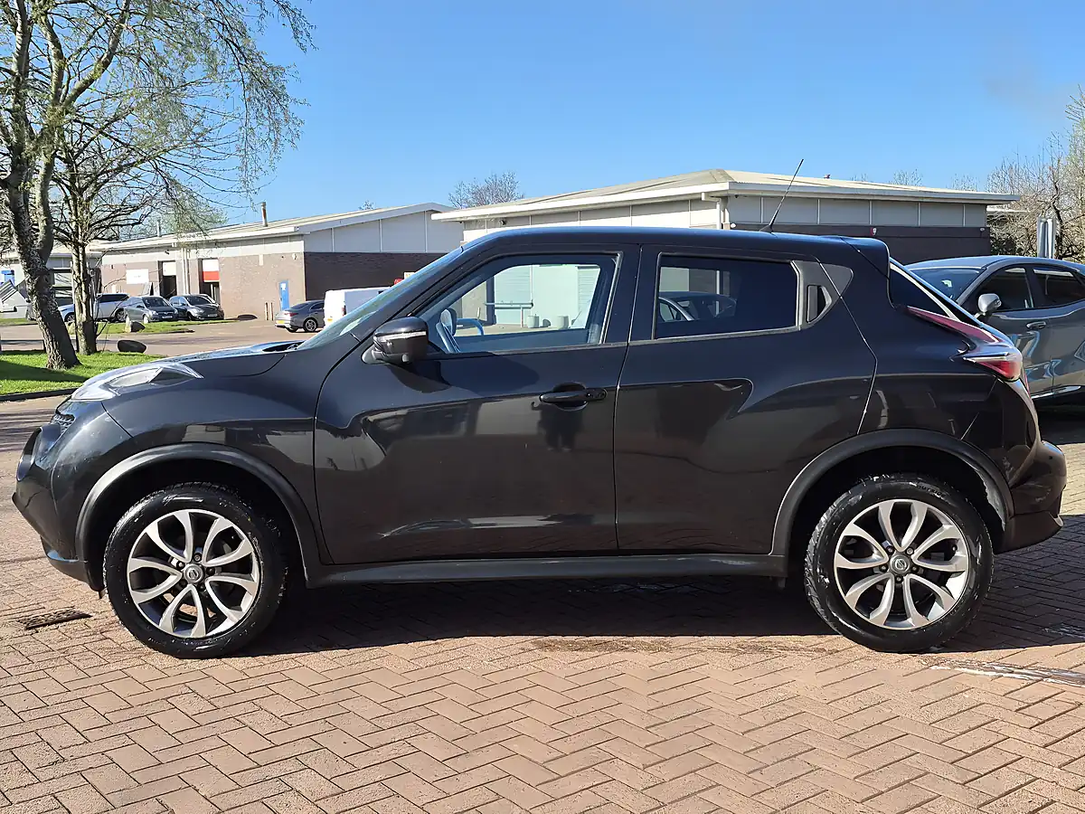 Used 2017 Nissan Juke Tekna Black - Interior and Exterior details 8