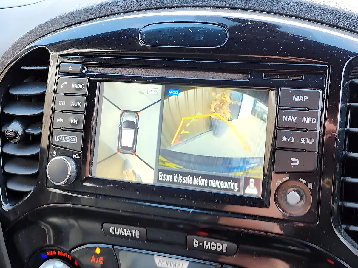 Used 2017 Nissan Juke Tekna Blue - Interior and Exterior details 11