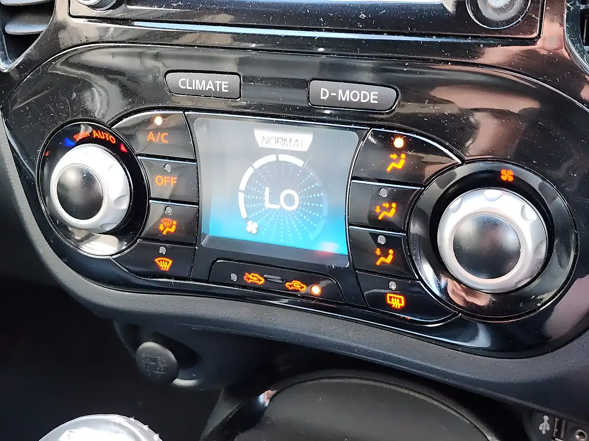 Used 2017 Nissan Juke Tekna Blue - Interior and Exterior details 13
