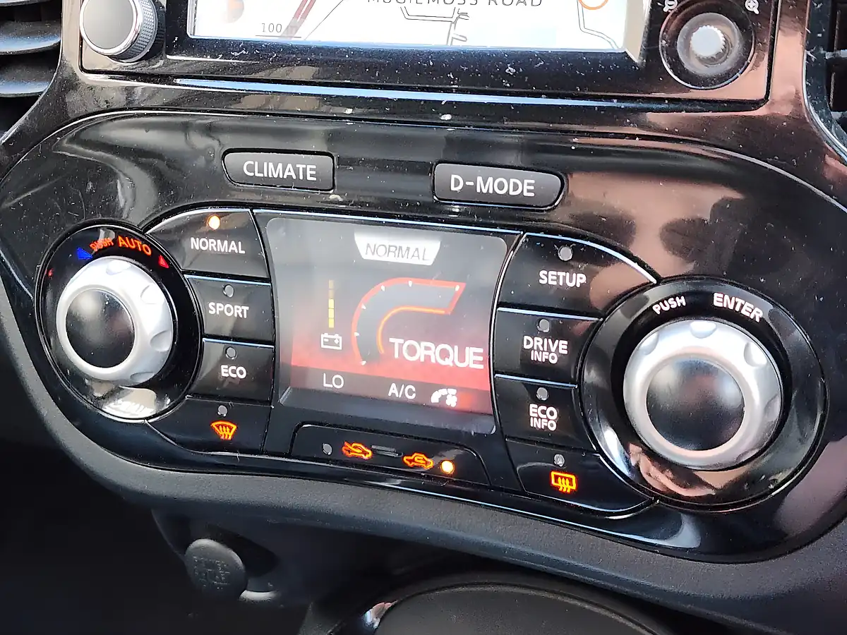 Used 2017 Nissan Juke Tekna Blue - Interior and Exterior details 14