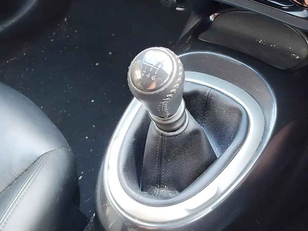 Used 2017 Nissan Juke Tekna Blue - Interior and Exterior details 15