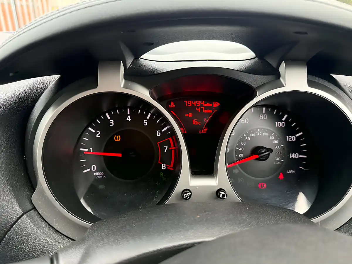 Used 2017 Nissan Juke Tekna Blue - Interior and Exterior details 14