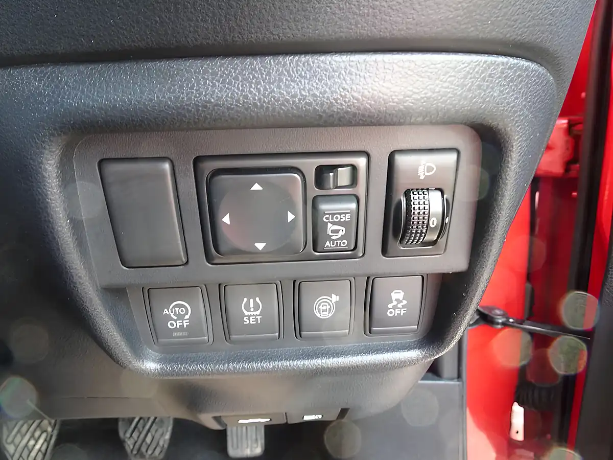 Used 2017 Nissan Juke Tekna Flame Red - Interior and Exterior details 11