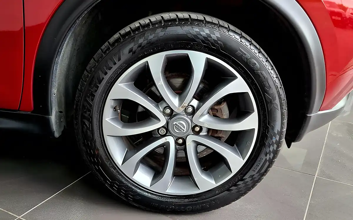Used 2017 Nissan Juke Tekna Red - Interior and Exterior details 10