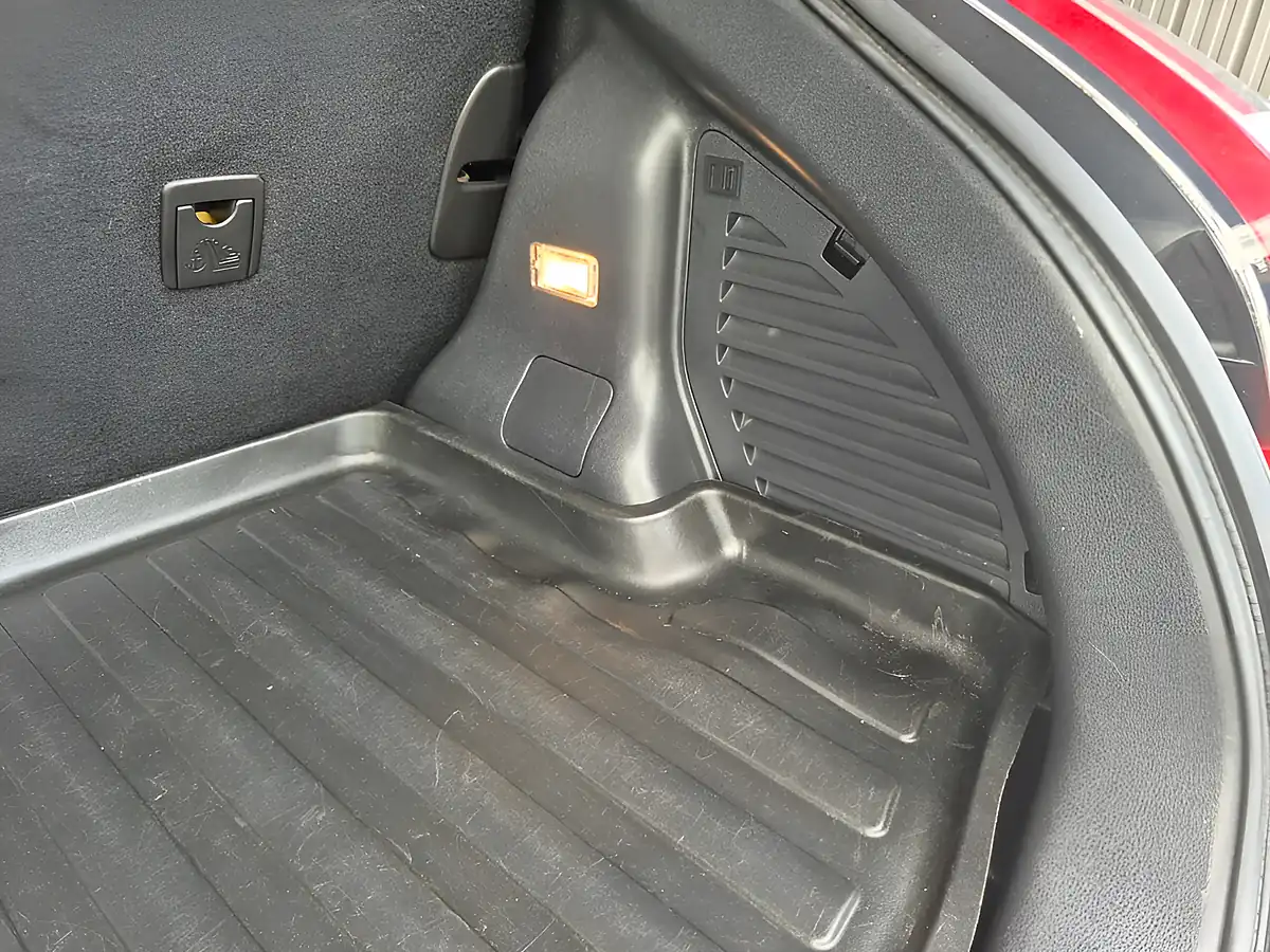 Used 2017 Nissan Juke Tekna Red - Interior and Exterior details 12