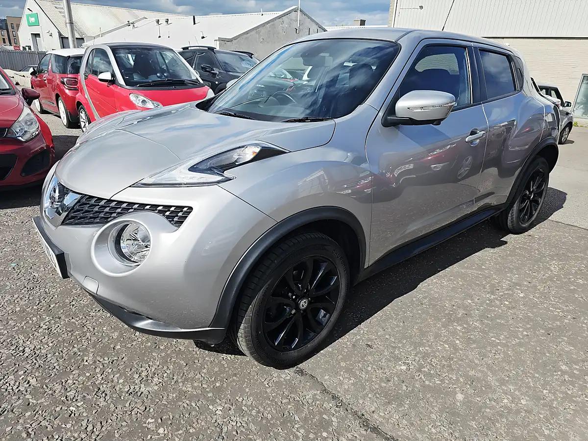 Used 2017 Nissan Juke Tekna Silver - Front View
