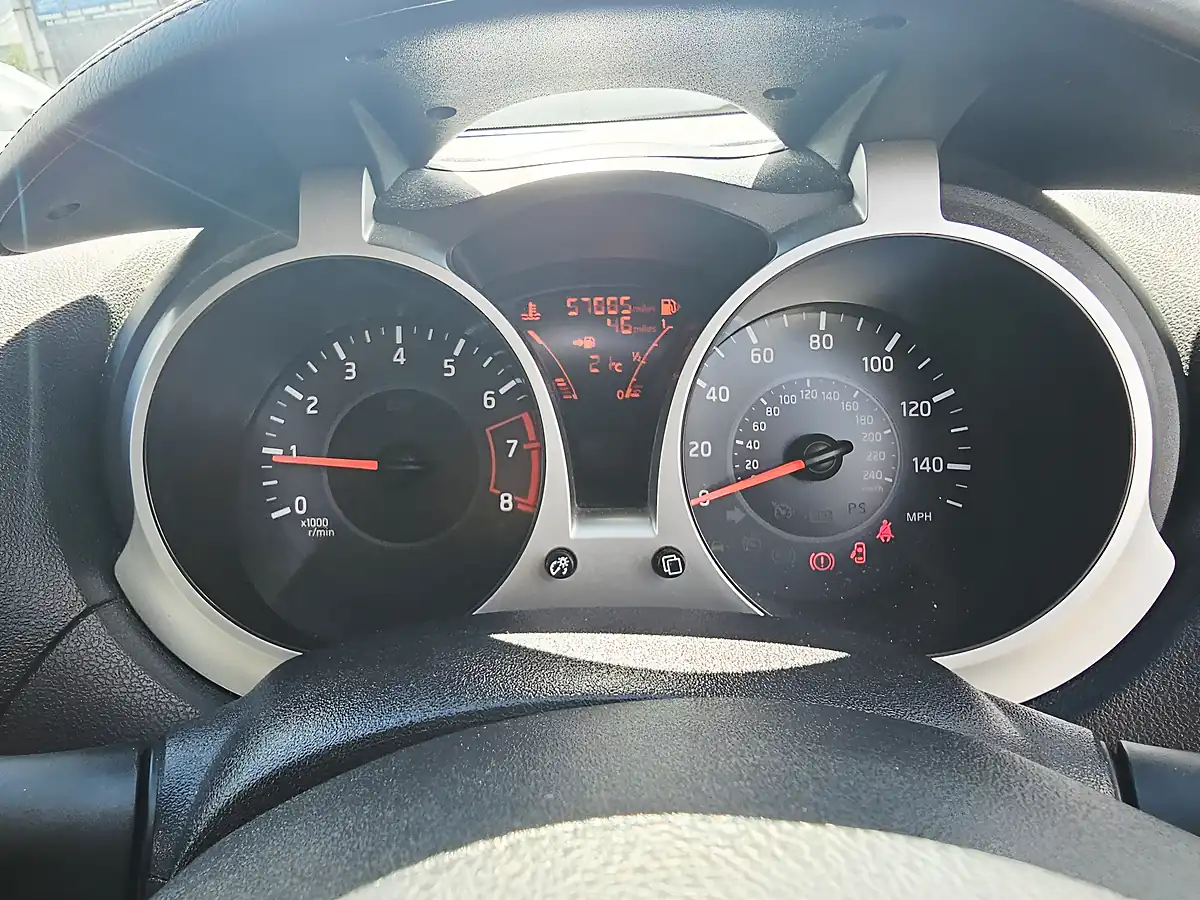 Used 2017 Nissan Juke Tekna Silver - Interior and Exterior details 15