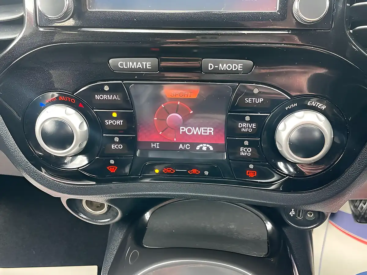 Used 2017 Nissan Juke Tekna Silver - Interior and Exterior details 17