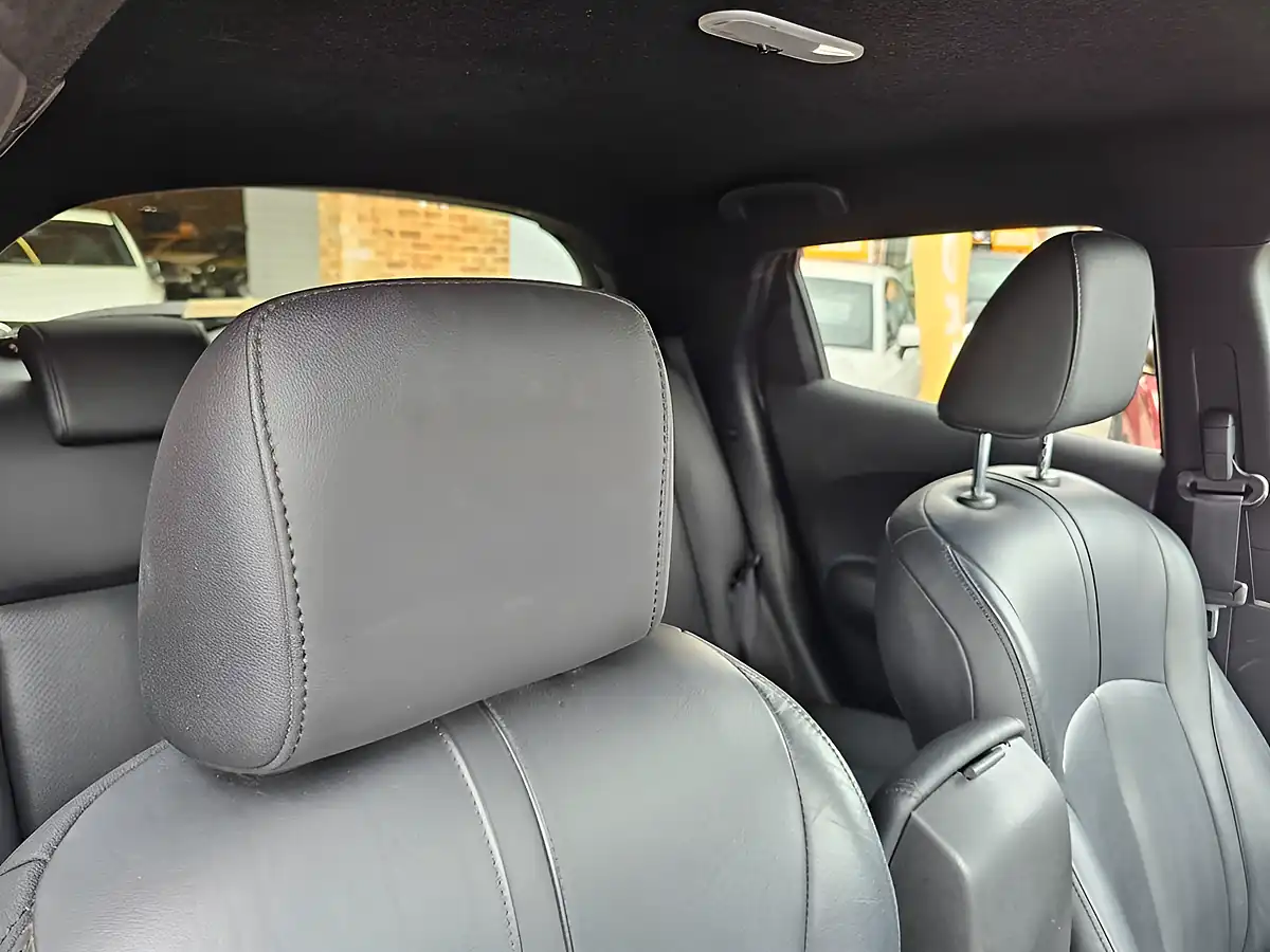 Used 2017 Nissan Juke Tekna White - Interior and Exterior details 7