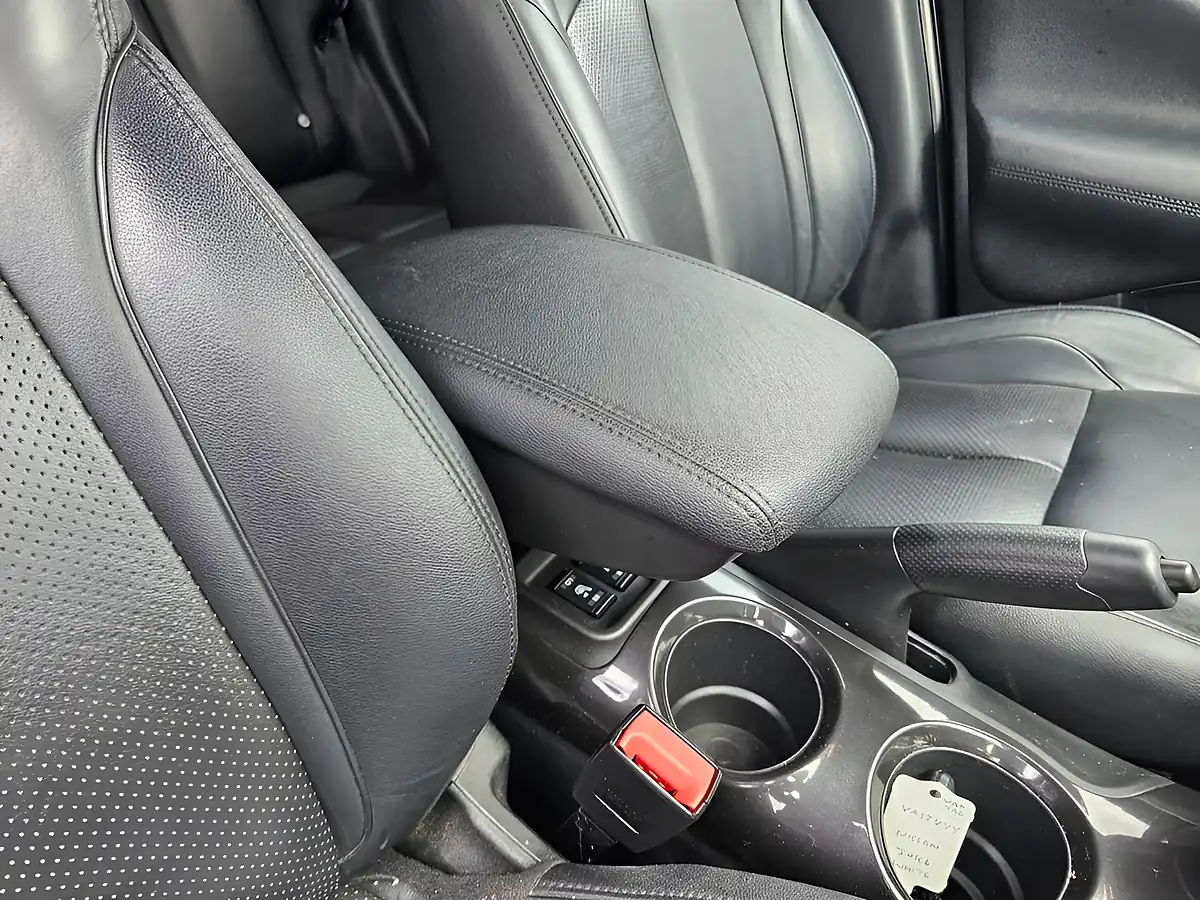 Used 2017 Nissan Juke Tekna White - Interior and Exterior details 9