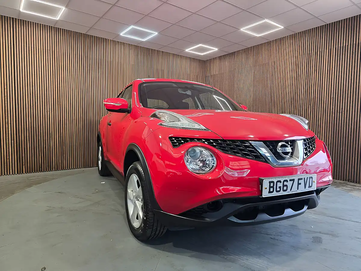 Used 2017 Nissan Juke Visia Red - Front View