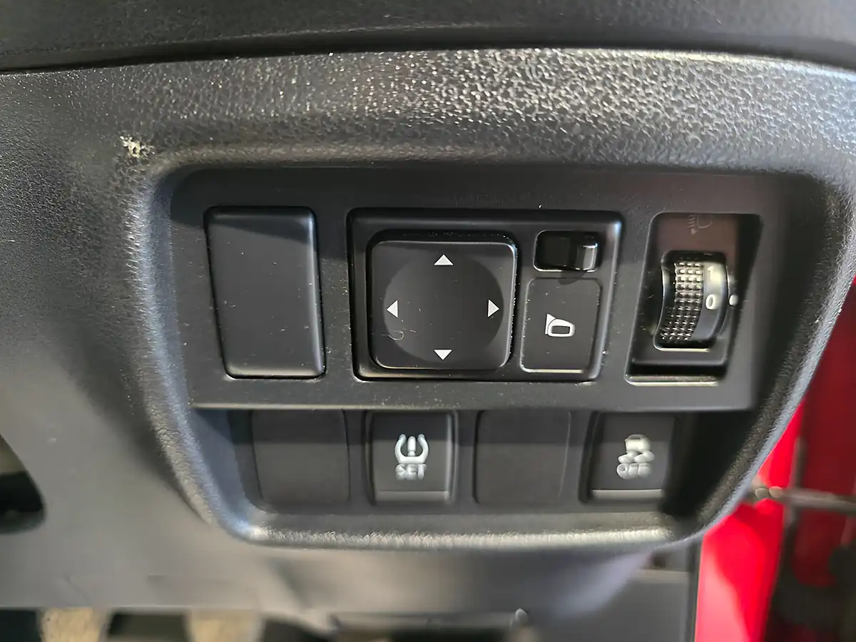 Used 2017 Nissan Juke Visia Red - Interior and Exterior details 17