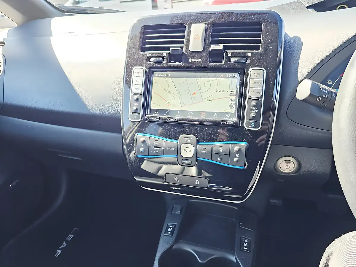 Used 2017 Nissan Leaf Tekna Red - Interior and Exterior details 11