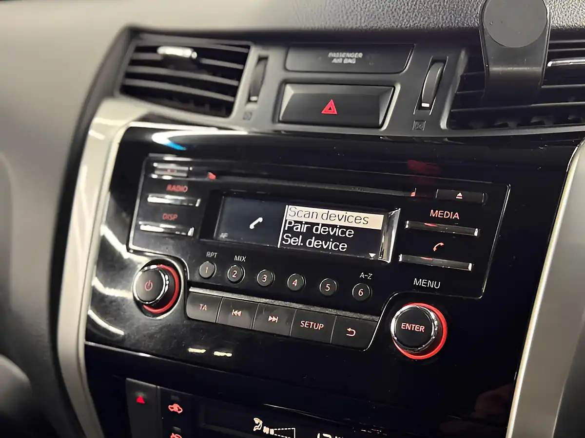 Used 2017 Nissan Navara Acenta+ White - Interior and Exterior details 12