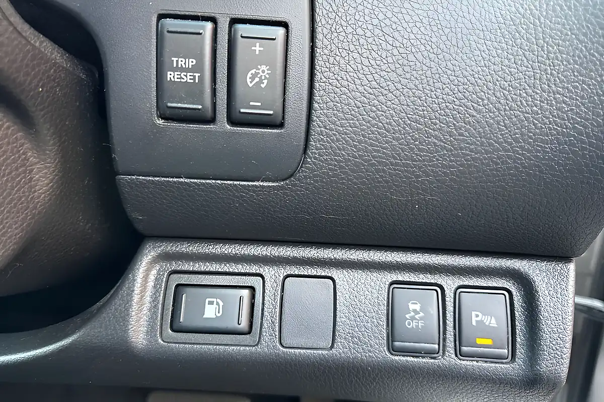 Used 2017 Nissan Navara Tekna Blade Silver - Interior and Exterior details 17