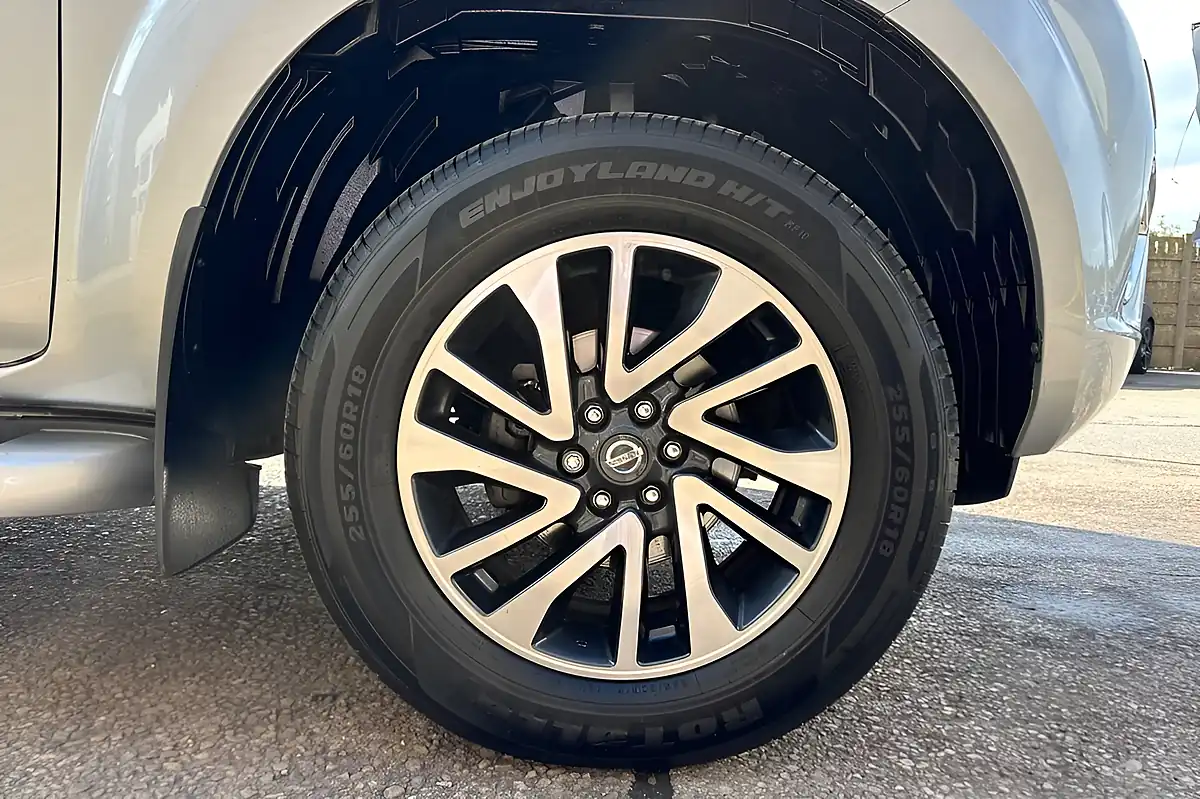 Used 2017 Nissan Navara Tekna Blade Silver - Interior and Exterior details 9