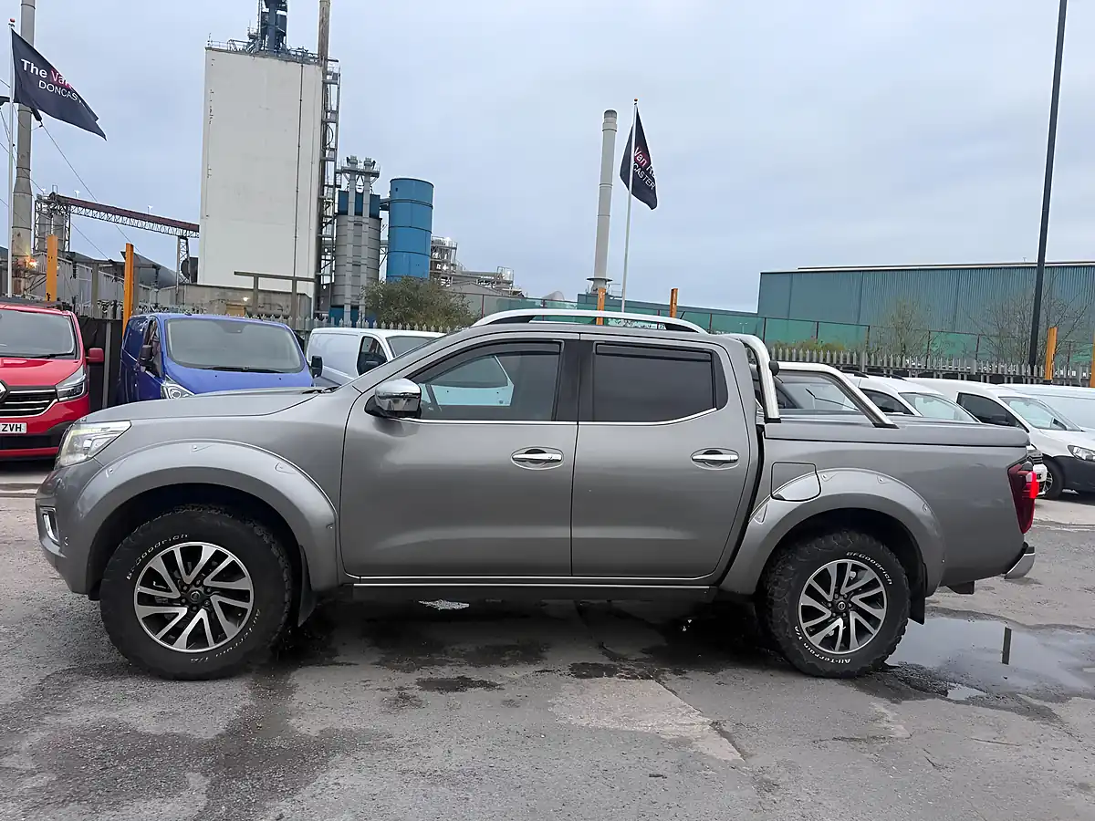 Used 2017 Nissan Navara Tekna Grey - Interior and Exterior details 4