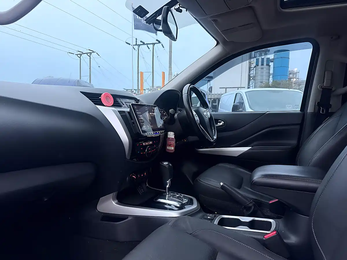 Used 2017 Nissan Navara Tekna Grey - Interior and Exterior details 5