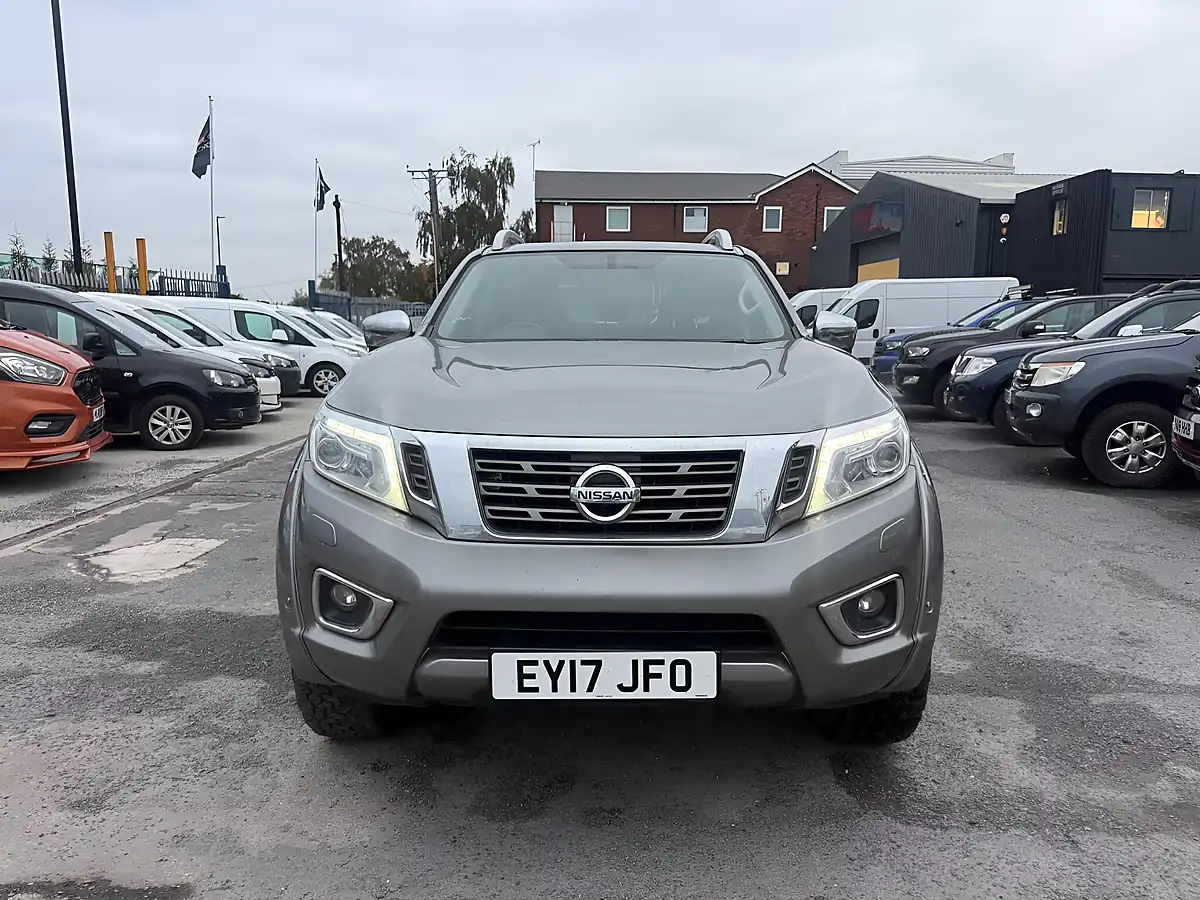 Used 2017 Nissan Navara Tekna Grey - Interior and Exterior details 6