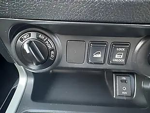 Used 2017 Nissan Navara Tekna Grey - Interior and Exterior details 14