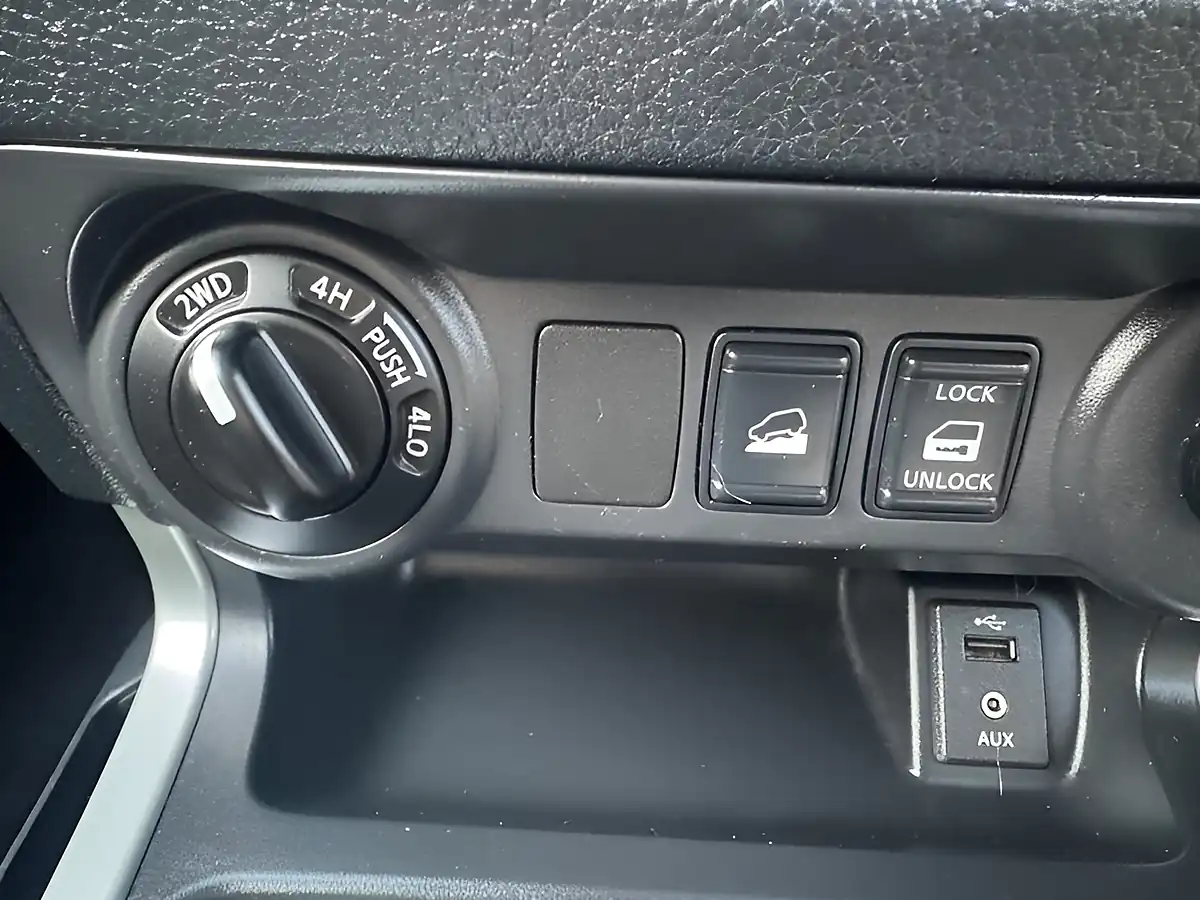 Used 2017 Nissan Navara Tekna Grey - Interior and Exterior details 14