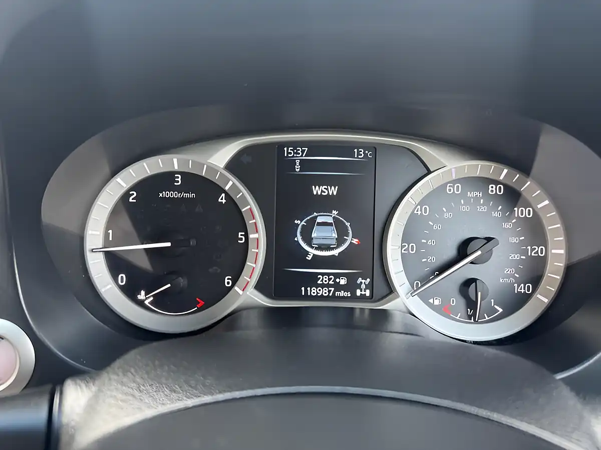 Used 2017 Nissan Navara Tekna Grey - Interior and Exterior details 15