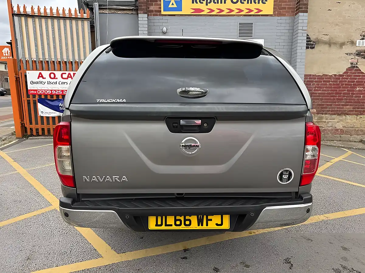 Used 2017 Nissan Navara Tekna Grey - Interior and Exterior details 6