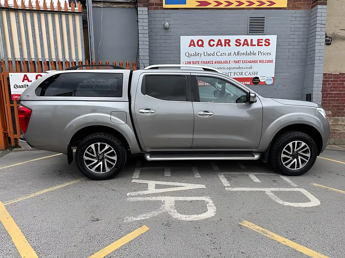 Used 2017 Nissan Navara Tekna Grey - Interior and Exterior details 8