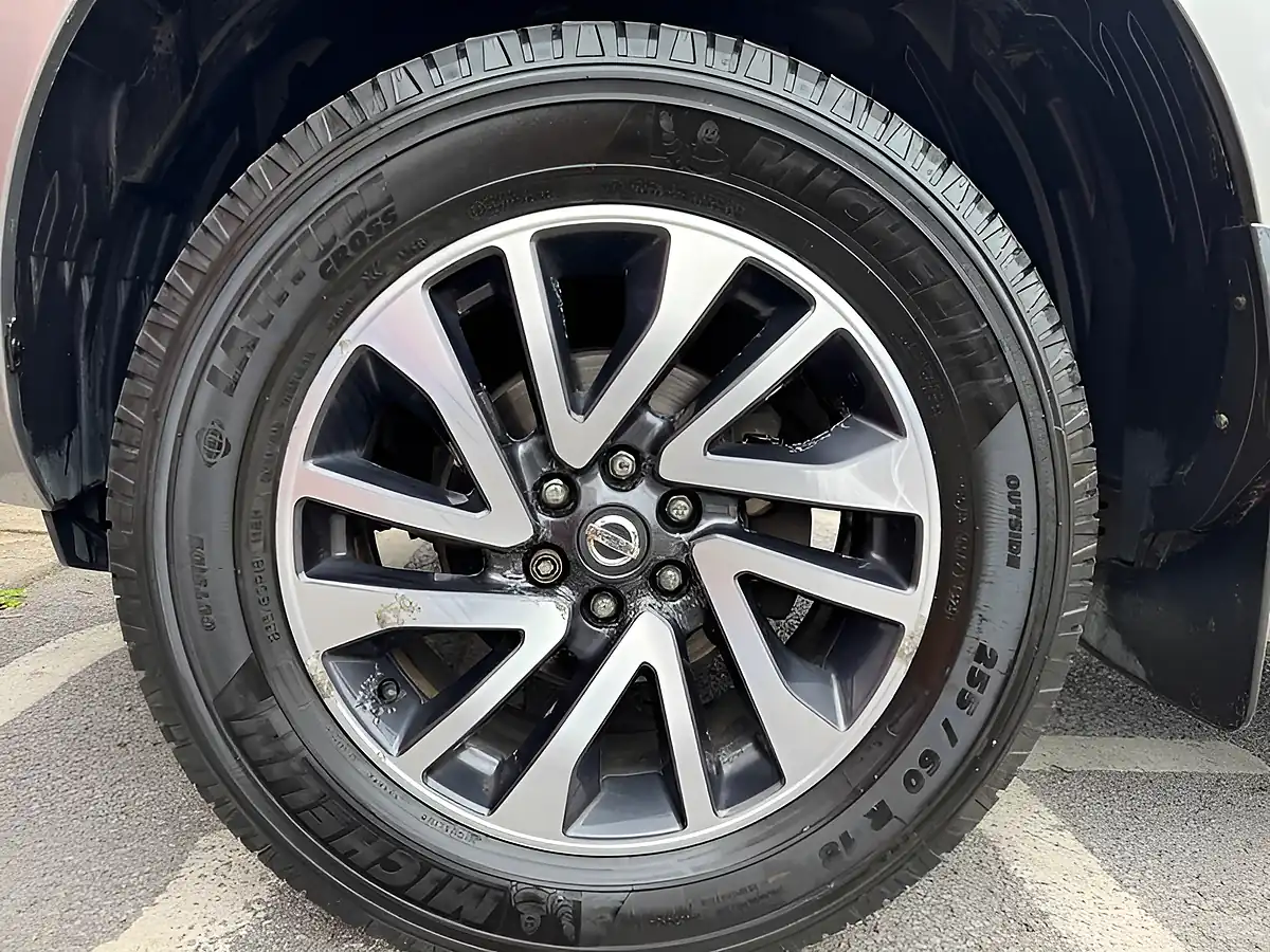 Used 2017 Nissan Navara Tekna Grey - Interior and Exterior details 9