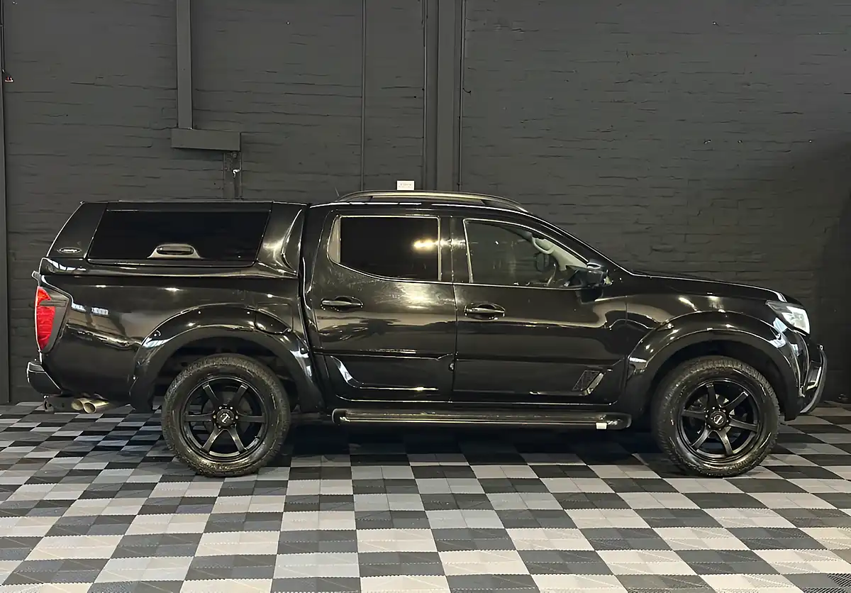Used 2017 Nissan Navara Tekna Metallic Black - Interior and Exterior details 10