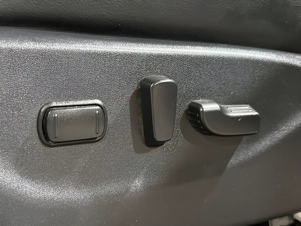 Used 2017 Nissan Navara Tekna Silver - Interior and Exterior details 15