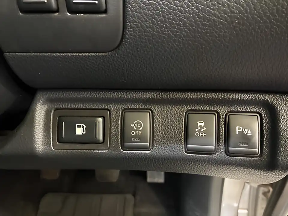 Used 2017 Nissan Navara Tekna Silver - Interior and Exterior details 14