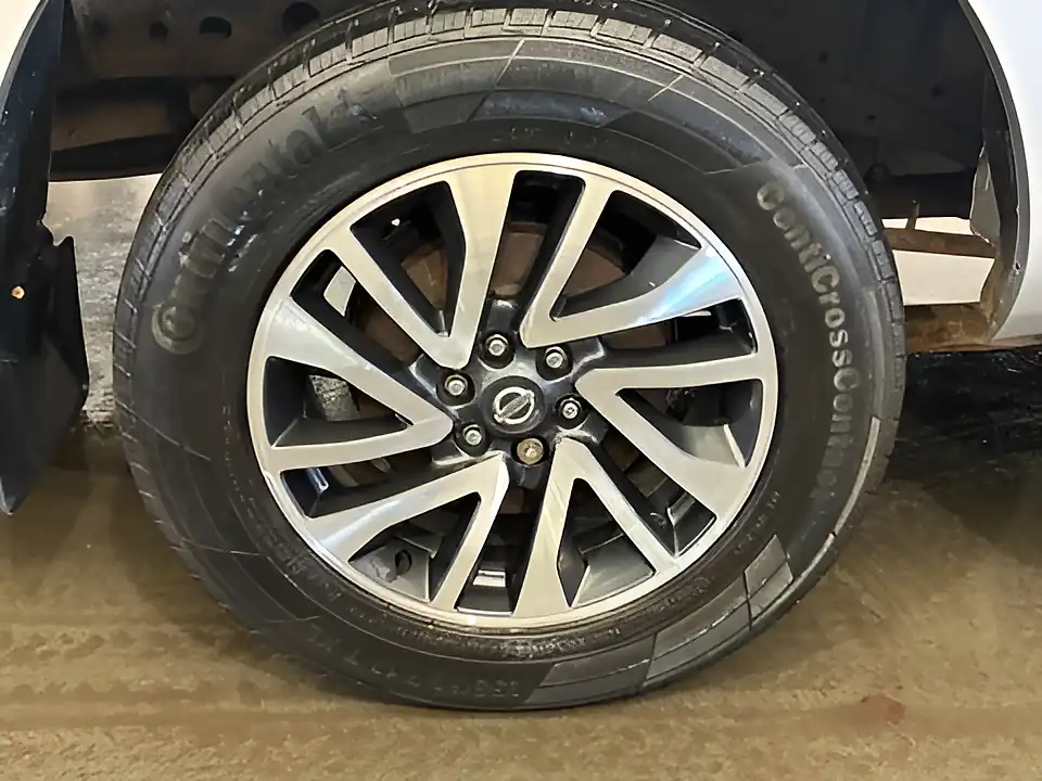 Used 2017 Nissan Navara Tekna Silver - Interior and Exterior details 15