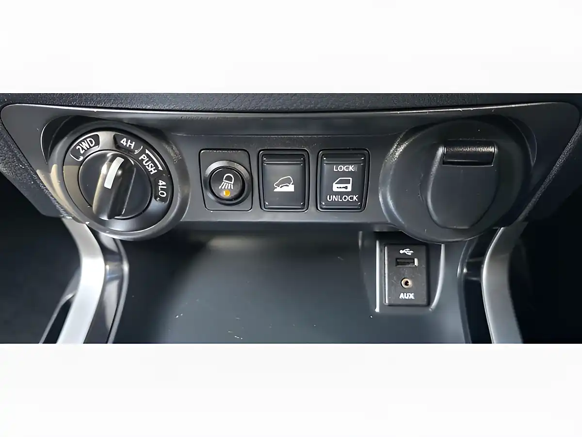 Used 2017 Nissan Navara Tekna Silver - Interior and Exterior details 17