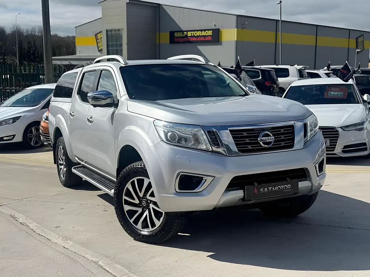 Used 2017 Nissan Navara Tekna Silver - Front View